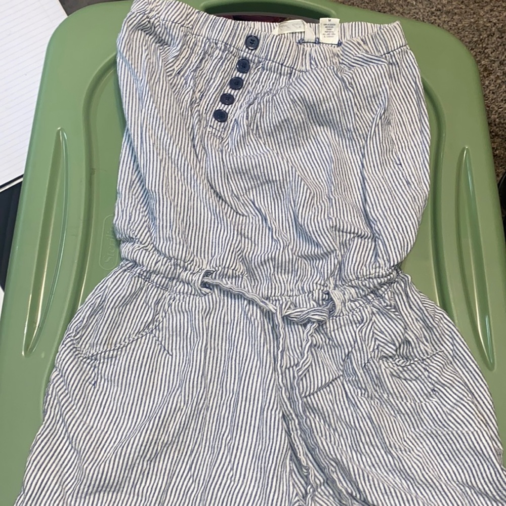 I’m selling this romper because it no longer fits. It’s strapless and very cute